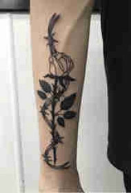 植物纹身 男生手臂上黑色的花朵纹身图片