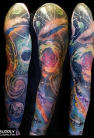 手臂纹身图片 男生手臂上彩色的宇宙纹身图片