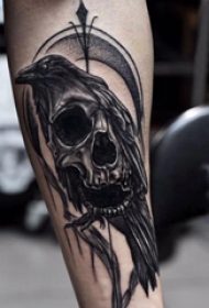 手臂纹身素材 男生手臂上乌鸦和骷髅纹身图片