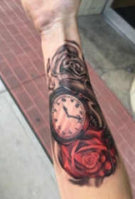 手臂纹身素材 男生手臂上玫瑰和时钟纹身图片