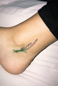 彩色纹身 女生脚踝上彩色的植物纹身图片