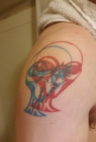 外星人纹身 男生大臂上彩色的外星人纹身图片