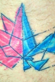 极简线条纹身 男生小腿上彩色的叶子纹身图片