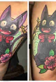 双大臂纹身 女生大臂上花朵和猫咪纹身图片
