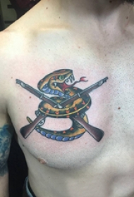 纹身胸部男 男生胸部彩色的枪和蛇纹身图片