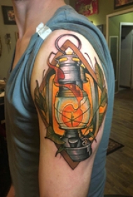 大臂纹身图 男生大臂上彩色的煤油灯纹身图片