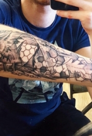 手臂纹身素材 男生手臂上几何和狼纹身图片