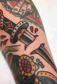 彩绘纹身 男生手臂上断裂的匕首纹身图片