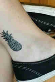 植物纹身 女生脚踝上黑色的菠萝纹身图片