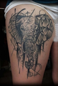 大腿纹身传统 女生大腿上黑色的大象纹身图片