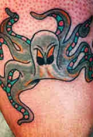 大腿纹身男 男生大腿上彩色的章鱼纹身图片
