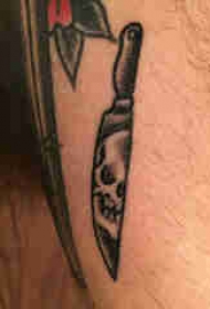 用刀纹身 男生大腿上黑色的骷髅刀纹身图片