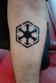 几何元素纹身 男生手臂上黑色的符号纹身图片