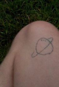 几何元素纹身 男生腿部黑色的星球纹身图片
