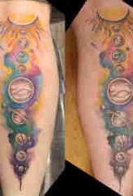 小腿对称纹身 男生小腿上彩色的星球纹身图片