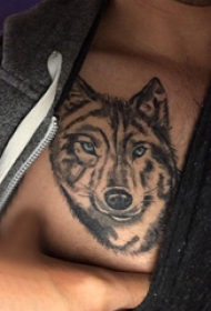 纹身胸部男 男生胸部黑色的狼头纹身图片