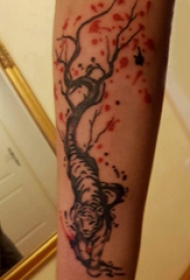 手臂纹身素材 女生手臂上大树和老虎纹身图片