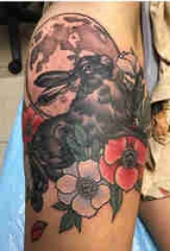 手臂纹身素材 男生手臂上花朵和兔子纹身图片