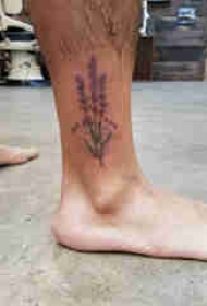 文艺花朵纹身 男生小腿上花朵纹身图片