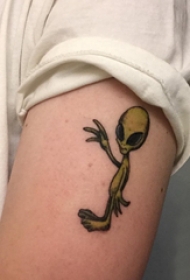 手臂纹身素材 男生手臂上彩色的外星人纹身图片