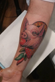 纹身猪 男生手臂上彩绘植物和猪纹身图片
