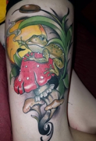 彩绘纹身 女生大腿上蘑菇和青蛙纹身图片