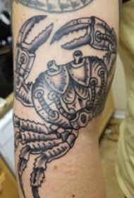 螃蟹纹身图案 男生手臂上黑色的螃蟹纹身图片