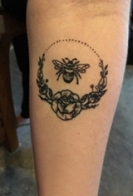 手臂纹身素材 女生手臂上花朵和蜜蜂纹身图片