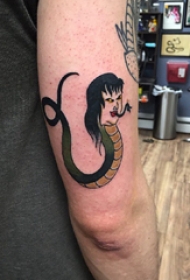 大臂纹身图 男生大臂上蛇和人物拼接纹身图片