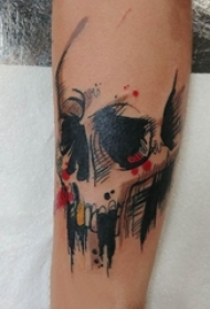 简易纹身素描 男生手臂上彩色的骷髅纹身图片