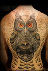 创意猫头鹰背部纹身