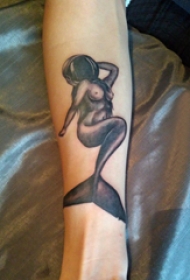 纹身美人鱼图案 女生手臂上美人鱼纹身图片