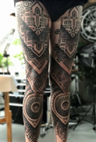 纹身腿部 女生腿部黑色的几何纹身图片
