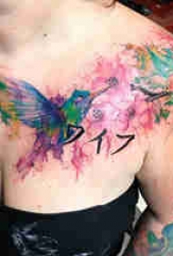 肩膀简约纹身 女生肩部花朵和蜂鸟纹身图片
