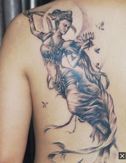 点击大图看下一张：神话仙女背部纹身