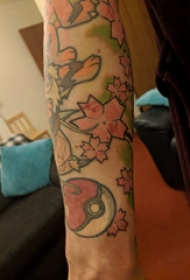 手臂纹身素材 男生手臂上枫叶和精灵球纹身图片
