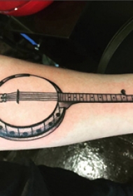 吉普森吉他纹身 男生手臂上黑色的吉他纹身图片