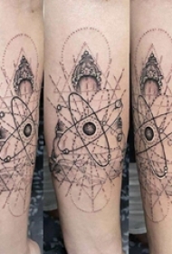 极简线条纹身 男生手臂上黑色的原子符号纹身图片