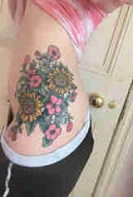 文艺花朵纹身 女生侧腰上文艺花朵纹身图片