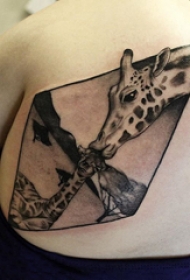 长颈鹿纹身图案 女生背部长颈鹿纹身图案