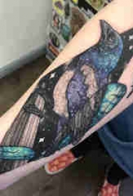 手臂纹身素材 男生手臂上羽毛和小鸟纹身图片