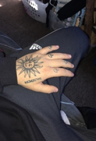 太阳图腾纹身 男生手背上太阳图腾纹身图片