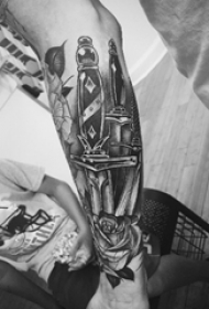 纹身黑色 男生手臂上玫瑰和匕首纹身图片