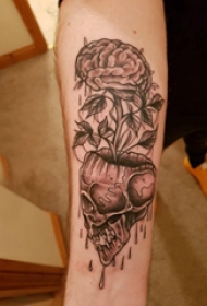 骷髅纹身 男生手臂上大脑和骷髅纹身图片