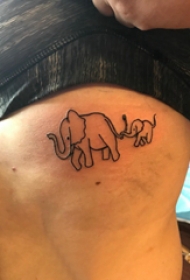 极简线条纹身 女生侧腰上黑色的大象纹身图片