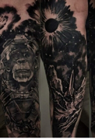 纹身黑色 男生手臂上黑色的猴子纹身图片