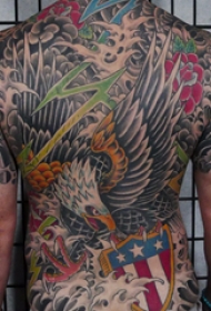 后背纹身男 男生后背上彩色的老鹰纹身图片