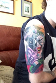 大臂纹身图 男生大臂上彩色的小丑纹身图片