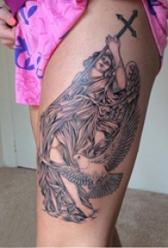 大腿纹身传统 女生大腿上白鸽和人物纹身图片