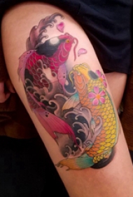 大腿传统纹身 女生大腿上彩色的鲤鱼纹身图片